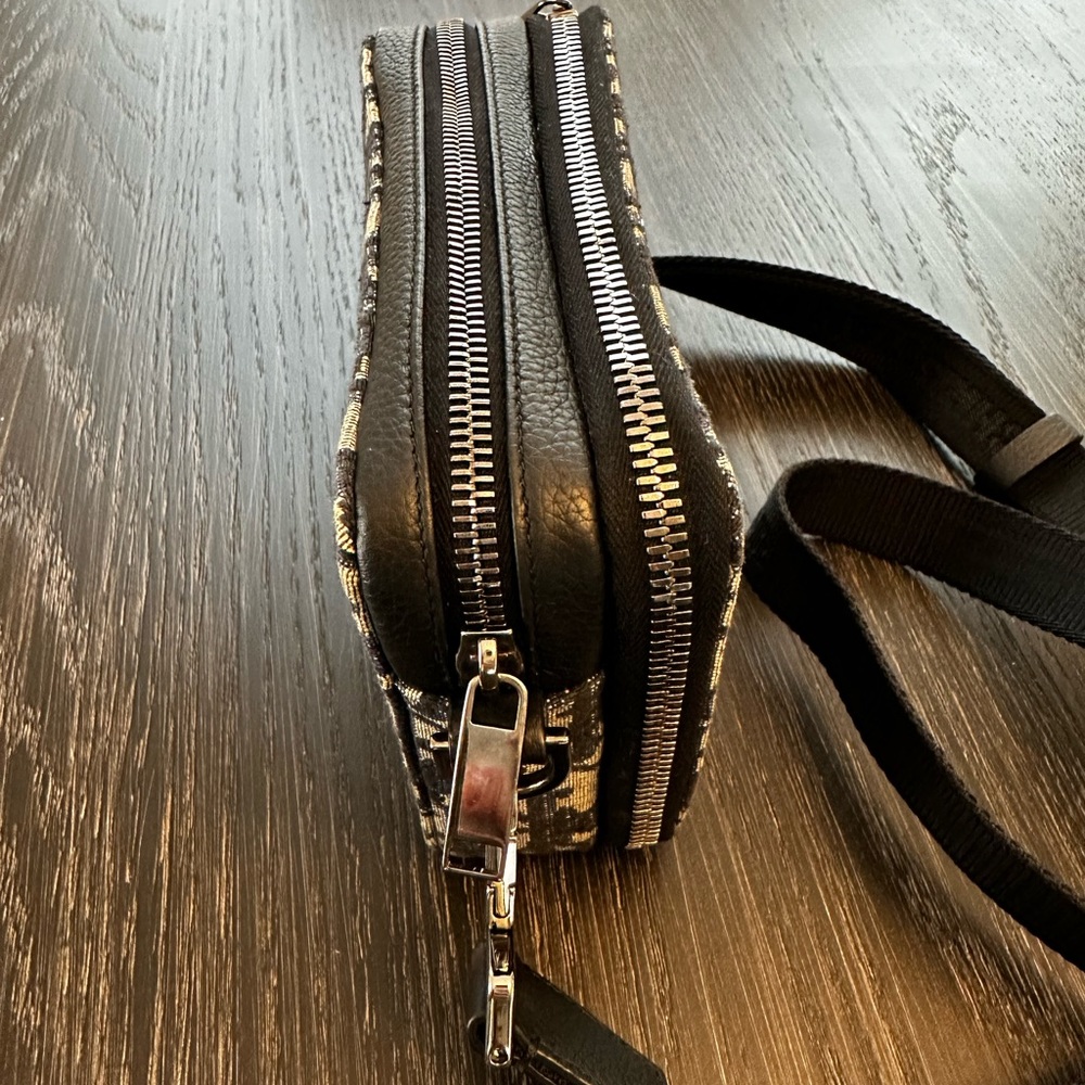 Christian Dior crossbody bag. No marks or rips. With receipt, box and dust bag - Picture 2 of 4